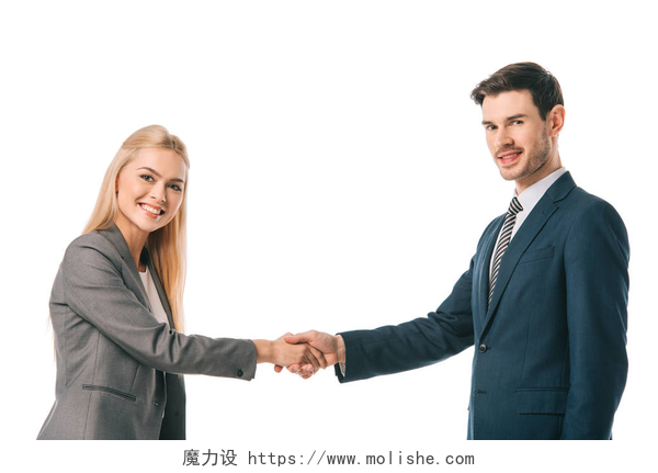 在白色背景墙前的两个互相合作愉快的两个人微笑成功的商人握手孤立的白色